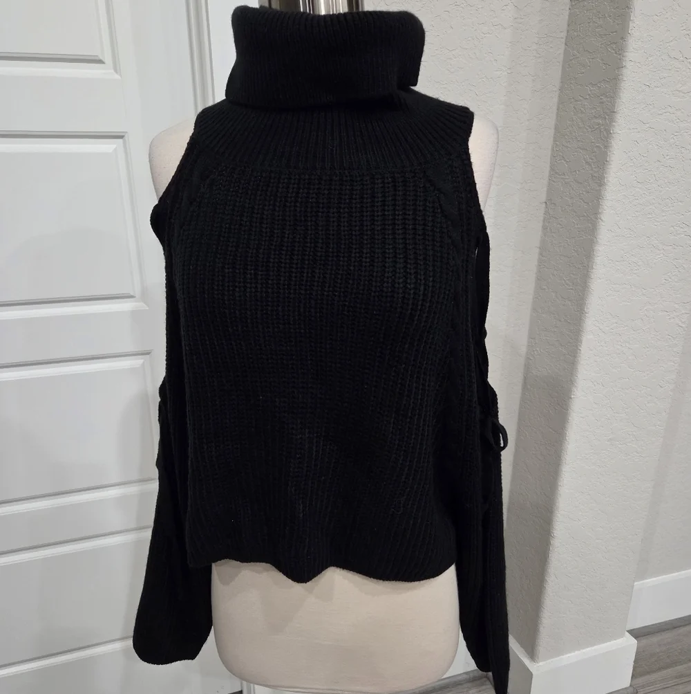 HYFVE WOMEN'S BLACK CUTOUT CROPPED TURTLENECK SIZE LARGE NWT